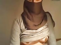 Mujer árabe no descubre su cara, pero su coño sí