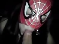 Brünette mit Spidermanmaske lutscht Schwanz