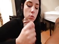Suçant une bite comme un bonbon