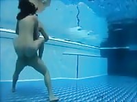 Une caméra cachée dans la piscine