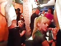 Geile Mädchen vergnügen sich auf Sexparty