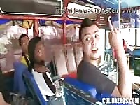 Scopata in un autobus