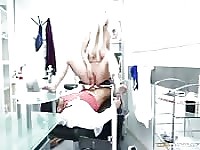 Medico eccitato scopa paziente bionda