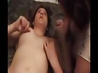 Sa mère lui apprend comment baiser sa sœur