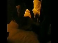 Hot Chick genießt zwei schwarze Schwänze