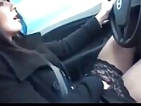 Elle se fait jouir orgasm en conduisant
