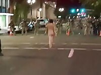 Bella ragazza si piazza nuda davanti alla polizia
