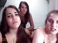 Triangolo con giovani lesbiche in webcam